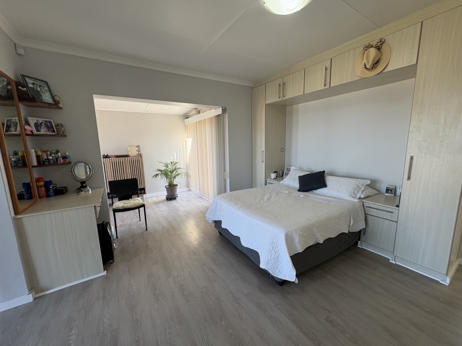 4 Bedroom Property for Sale in Pearl Bay Western Cape